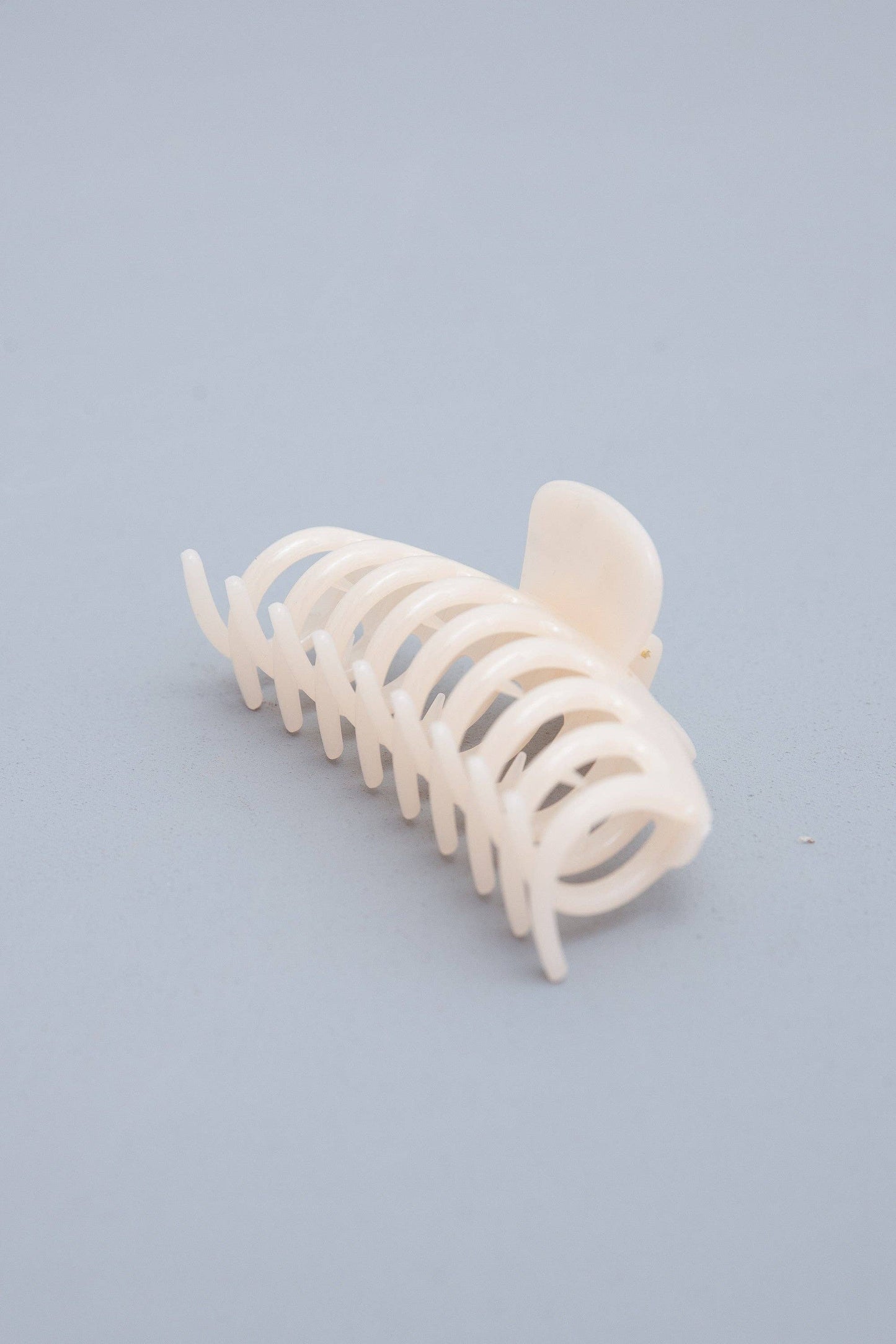 JUMBO SEMI GLOSSY HAIR CLAW CLIPS | 40H582: OFF WHITE