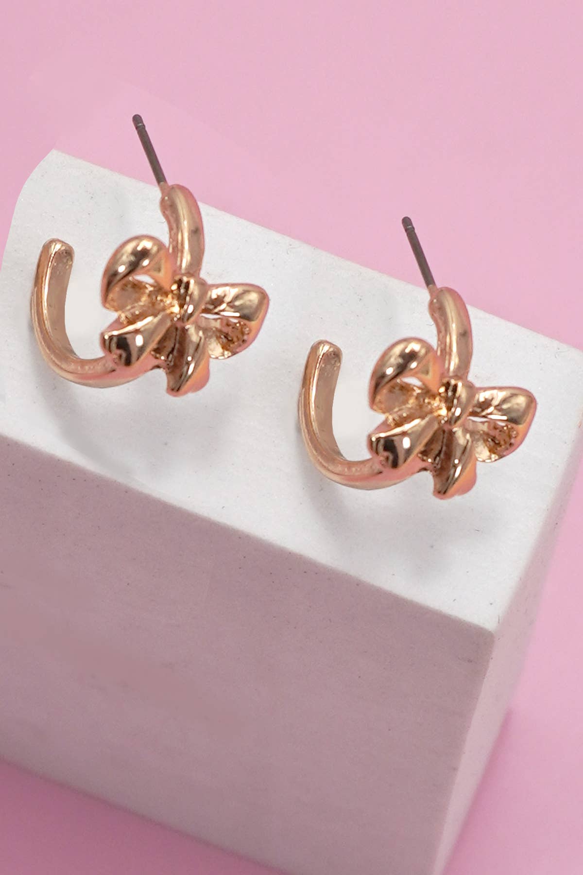 BOW HUGGIE HOOP EARRINGS | Gold