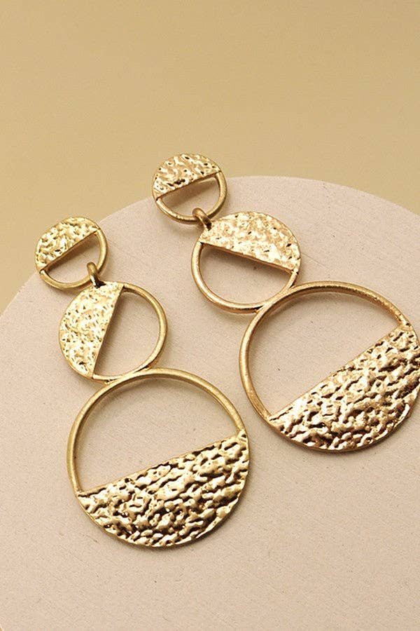 HAMMERED GEO LINEAR EARRINGS | 31E21546: GOLD