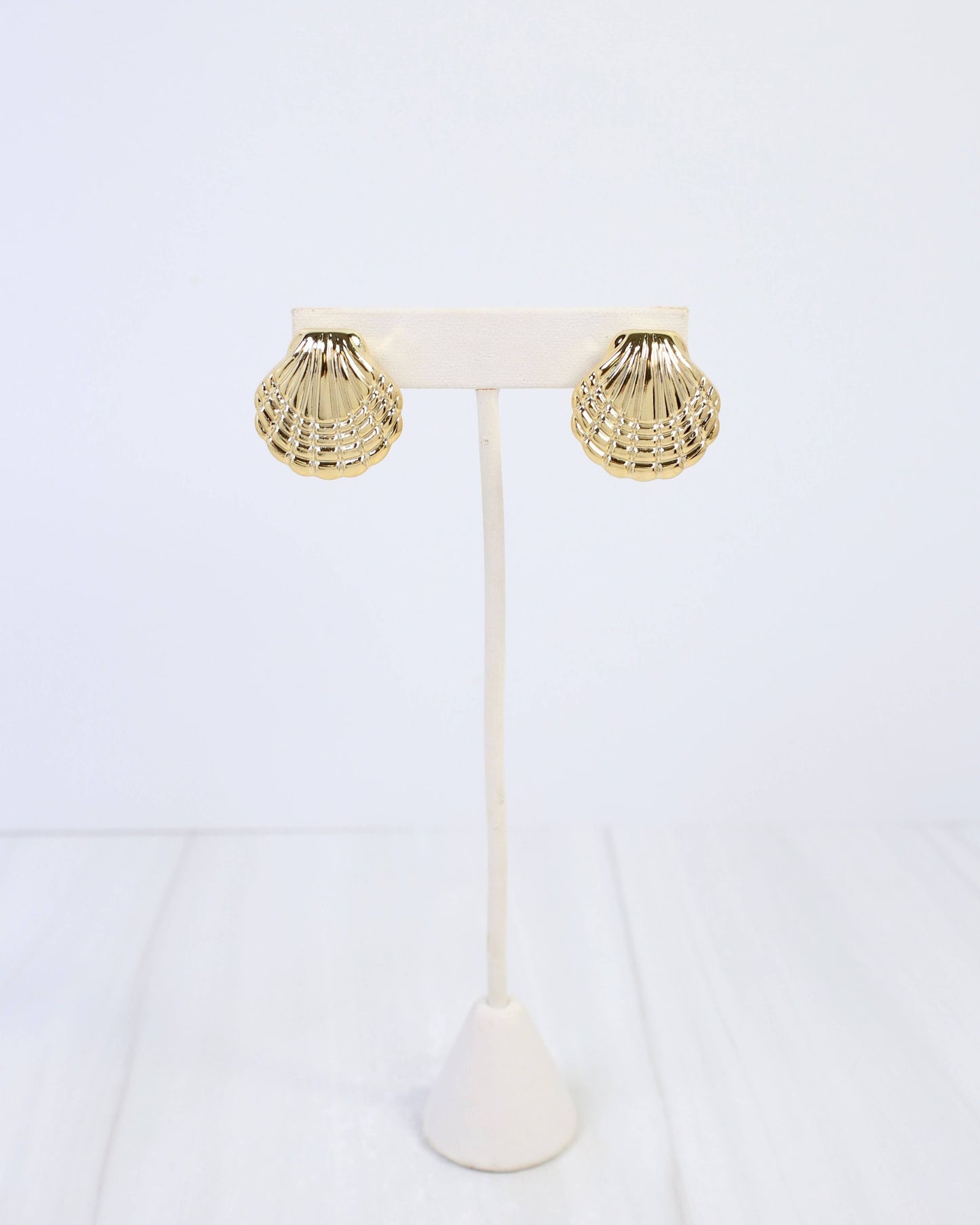 Isla Shell Post Earring Gold: Default
