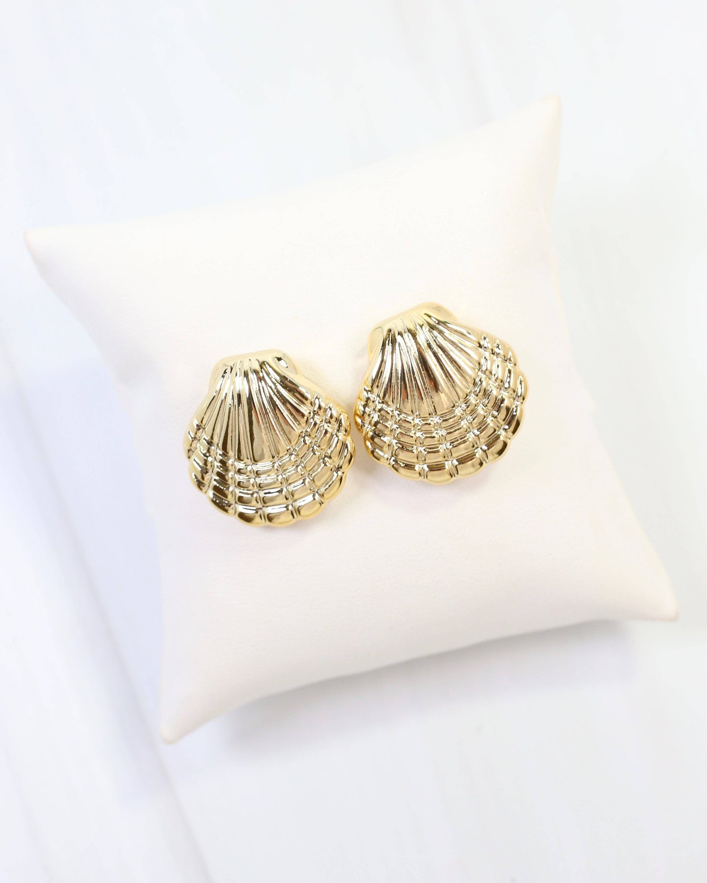 Isla Shell Post Earring Gold: Default
