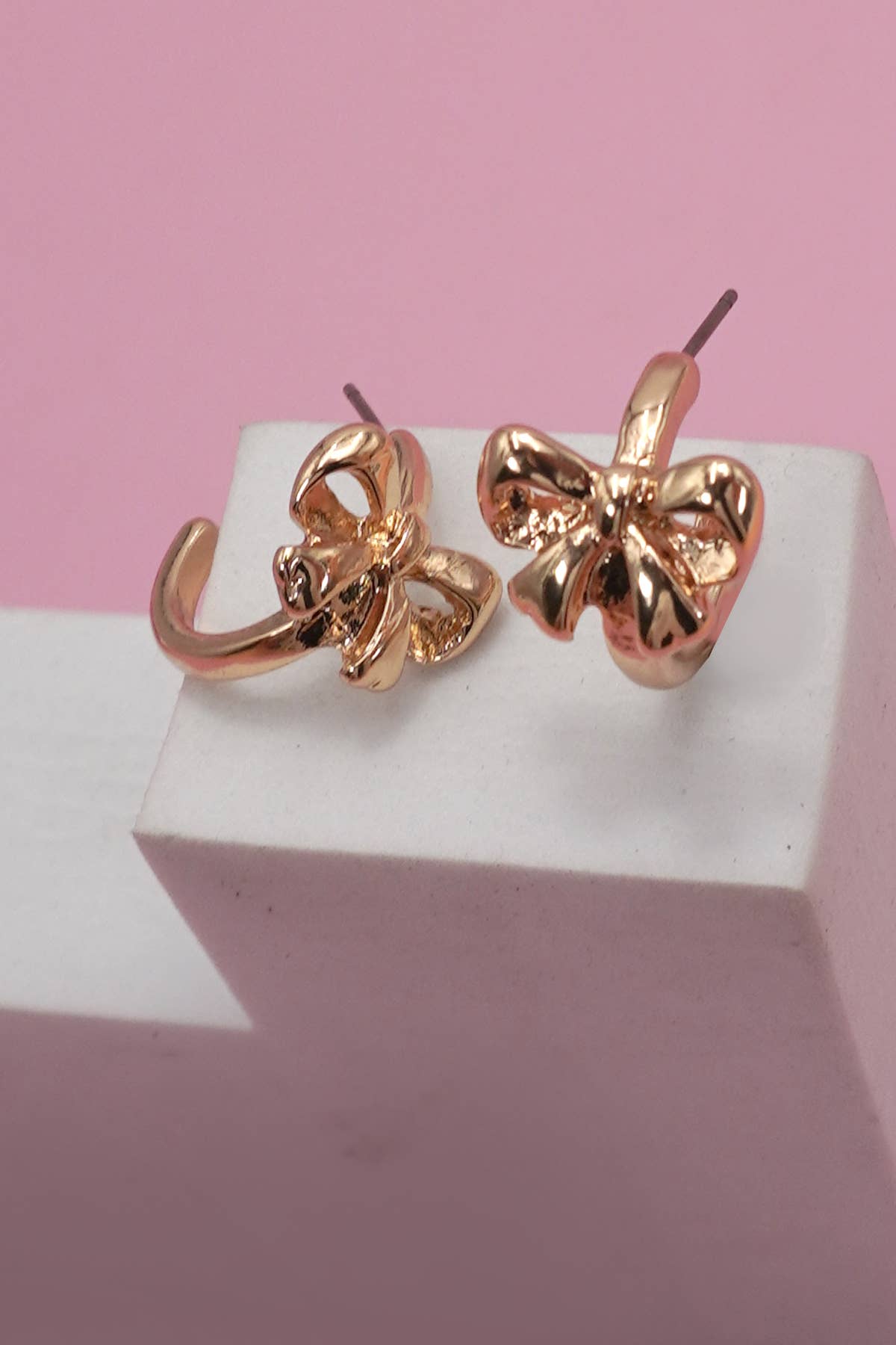 BOW HUGGIE HOOP EARRINGS | Gold