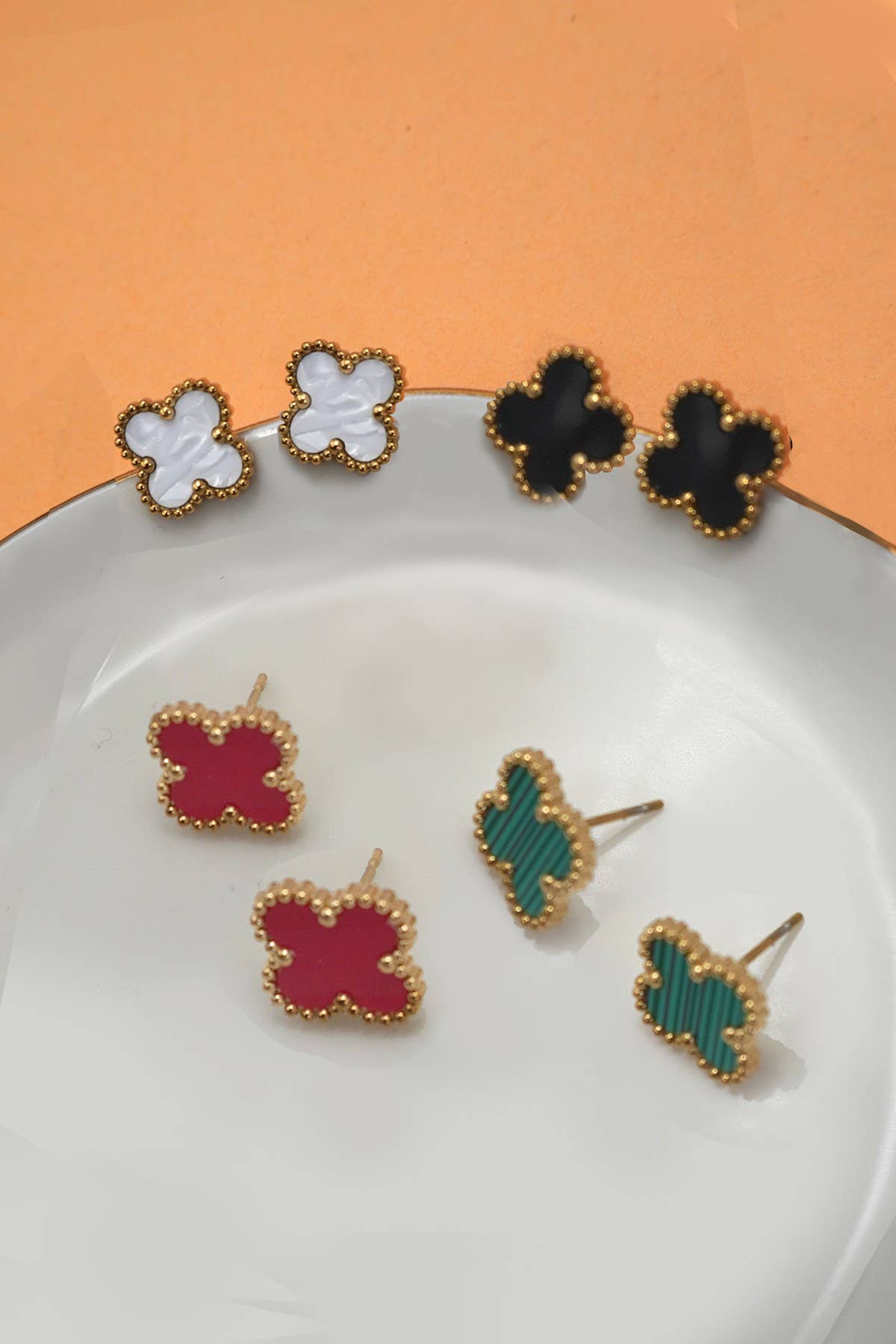 VINTAGE CLOVER  STUD EARRINGS | White